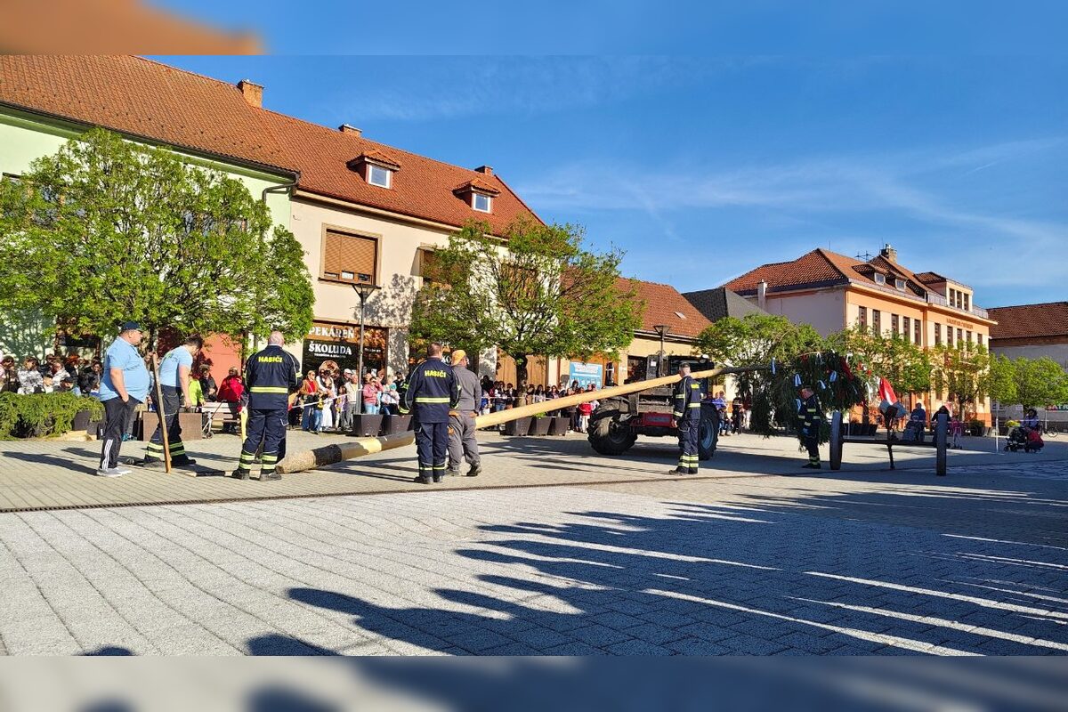 FOTO: Takto vyzeralo stavanie májov v Trenčianskom kraji, foto 11