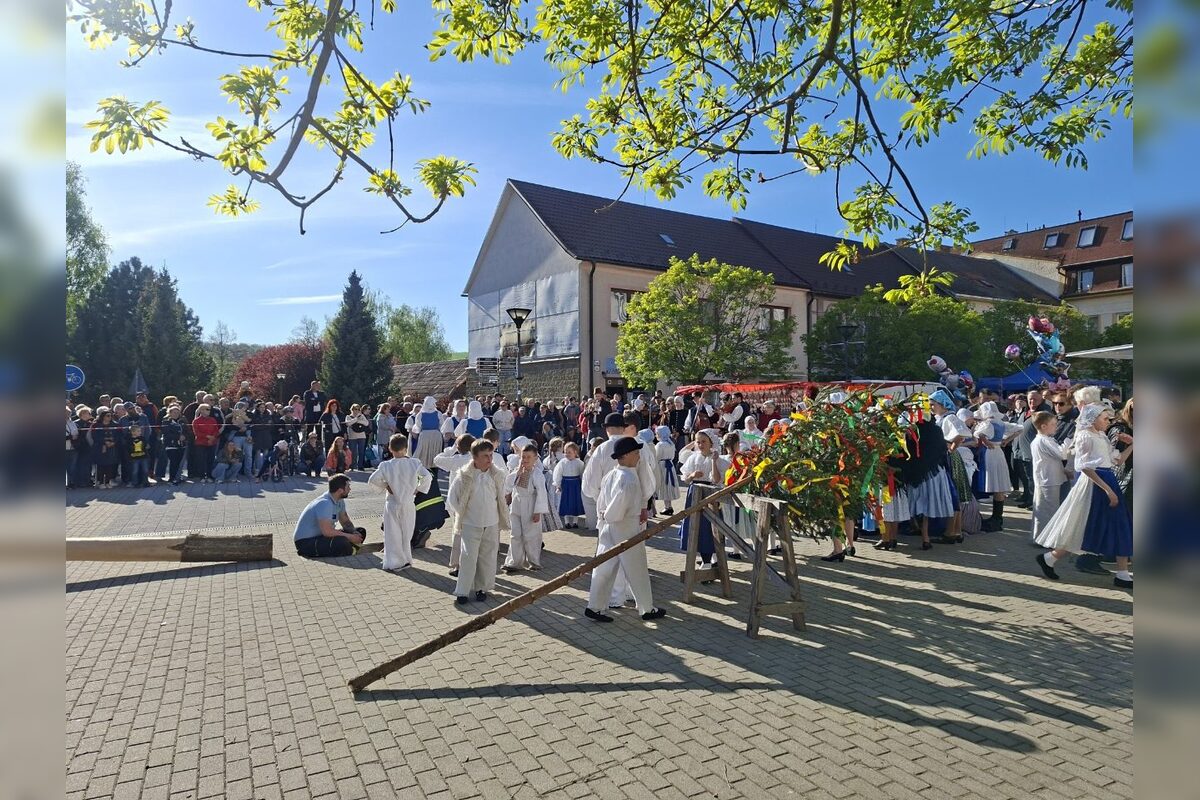 FOTO: Takto vyzeralo stavanie májov v Trenčianskom kraji, foto 12