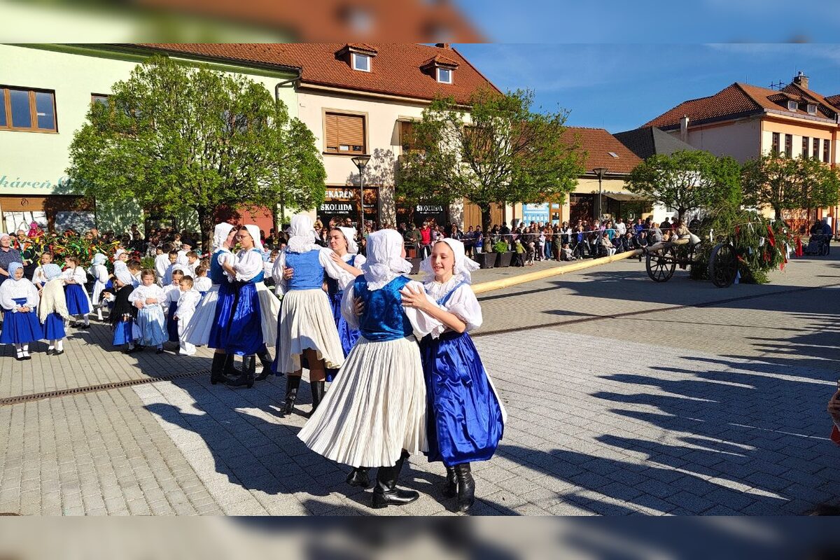 FOTO: Takto vyzeralo stavanie májov v Trenčianskom kraji, foto 13