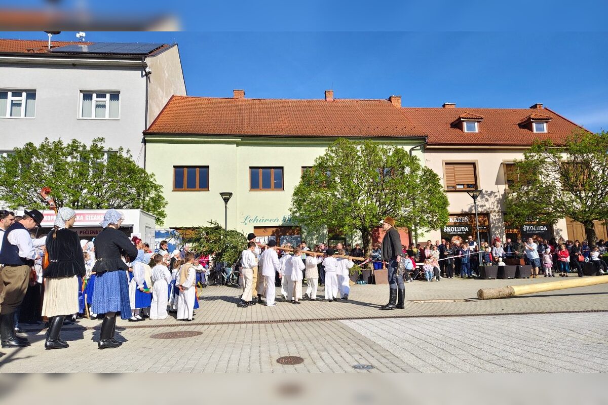 FOTO: Takto vyzeralo stavanie májov v Trenčianskom kraji, foto 14