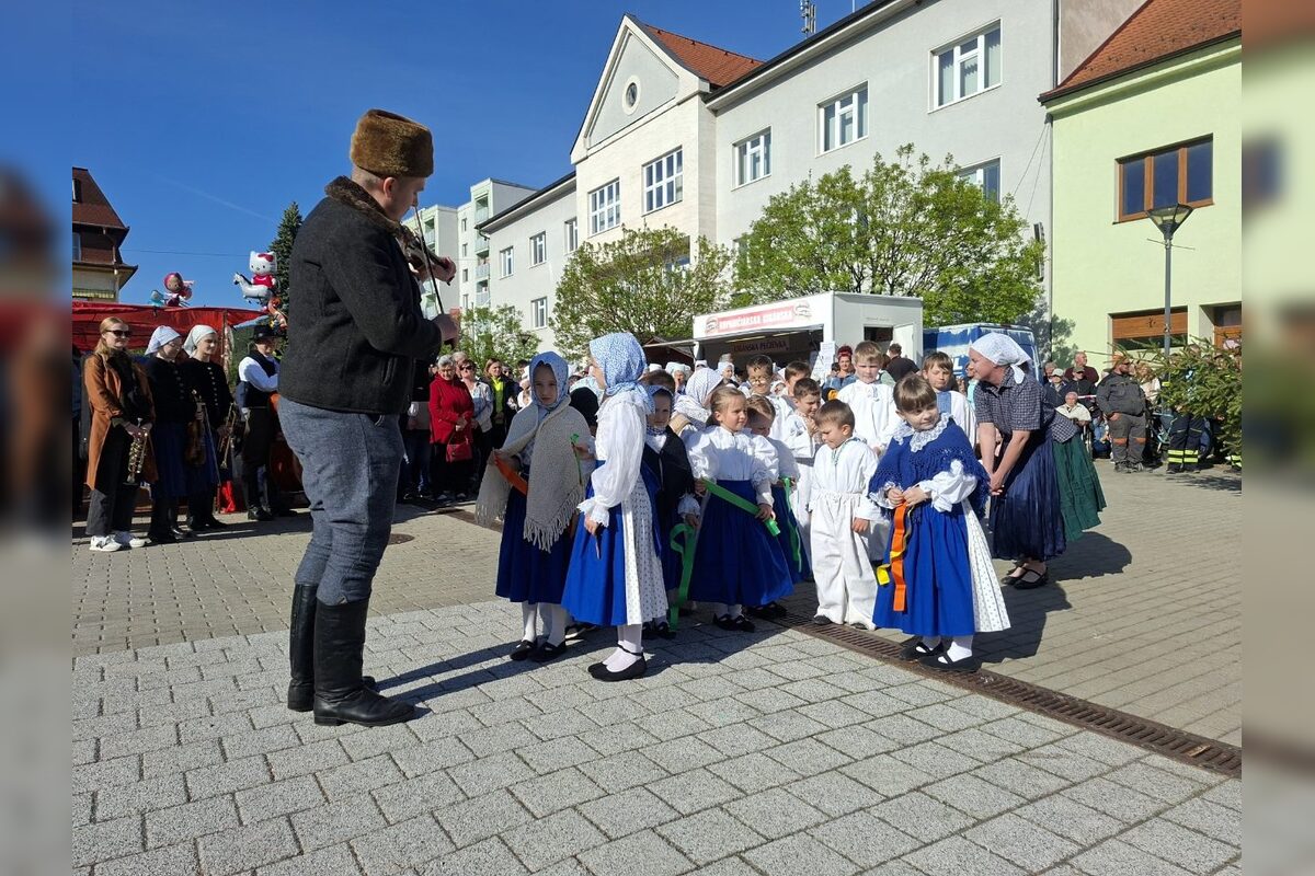 FOTO: Takto vyzeralo stavanie májov v Trenčianskom kraji, foto 15