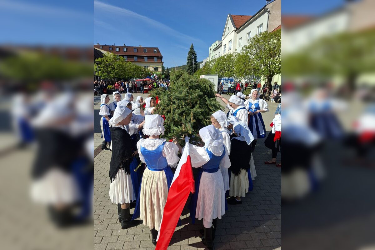 FOTO: Takto vyzeralo stavanie májov v Trenčianskom kraji, foto 16