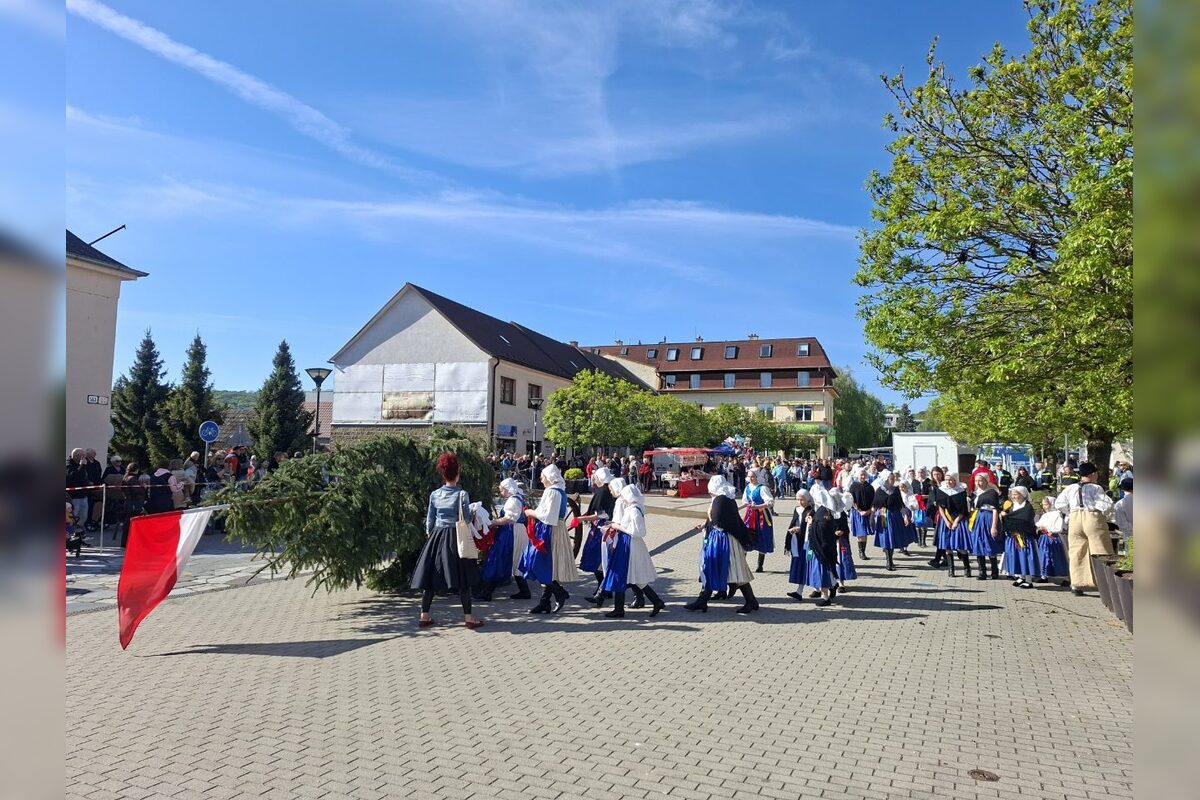 FOTO: Takto vyzeralo stavanie májov v Trenčianskom kraji, foto 17