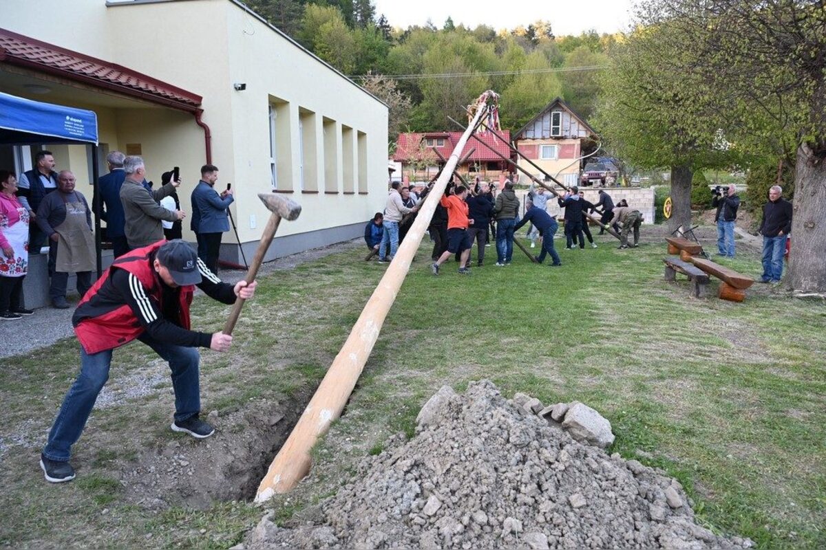 FOTO: Takto vyzeralo stavanie májov v Trenčianskom kraji, foto 19