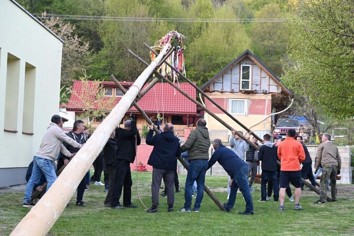 FOTO: Takto vyzeralo stavanie májov v Trenčianskom kraji, foto 20