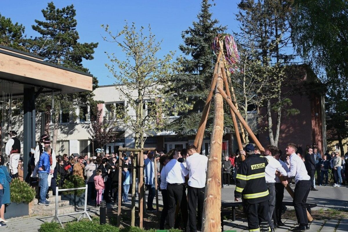 FOTO: Takto vyzeralo stavanie májov v Trenčianskom kraji, foto 21