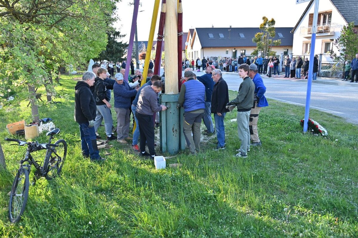 FOTO: Takto vyzeralo stavanie májov v Trenčianskom kraji, foto 34