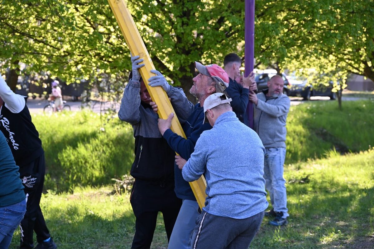 FOTO: Takto vyzeralo stavanie májov v Trenčianskom kraji, foto 35
