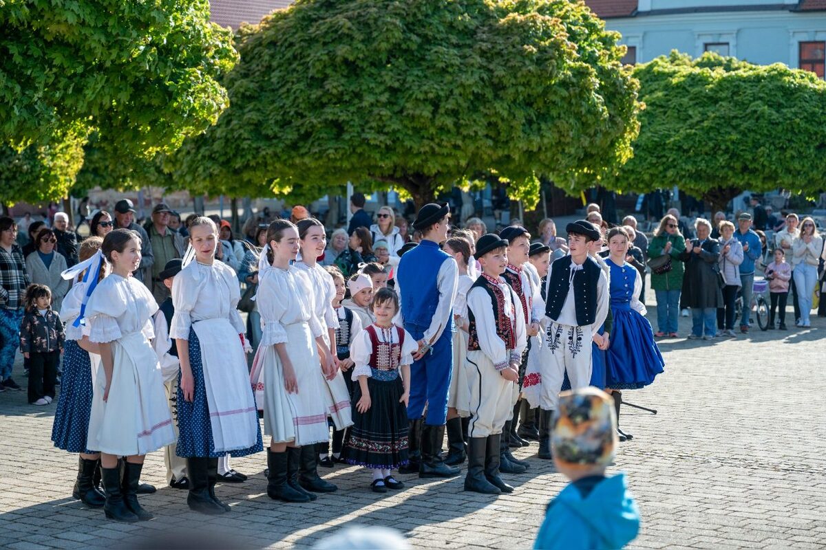 FOTO: Takto vyzeralo stavanie májov v Trenčianskom kraji, foto 43