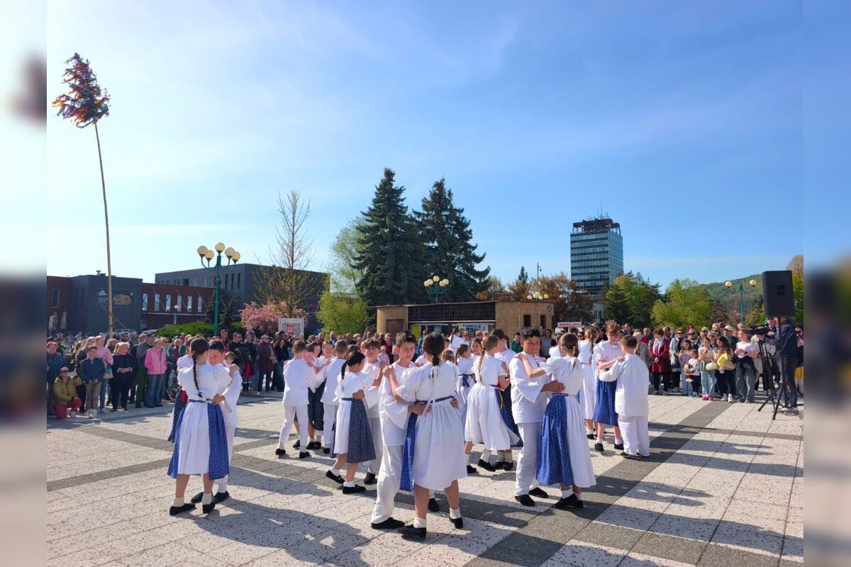 FOTO: Takto vyzeralo stavanie májov v Trenčianskom kraji, foto 52