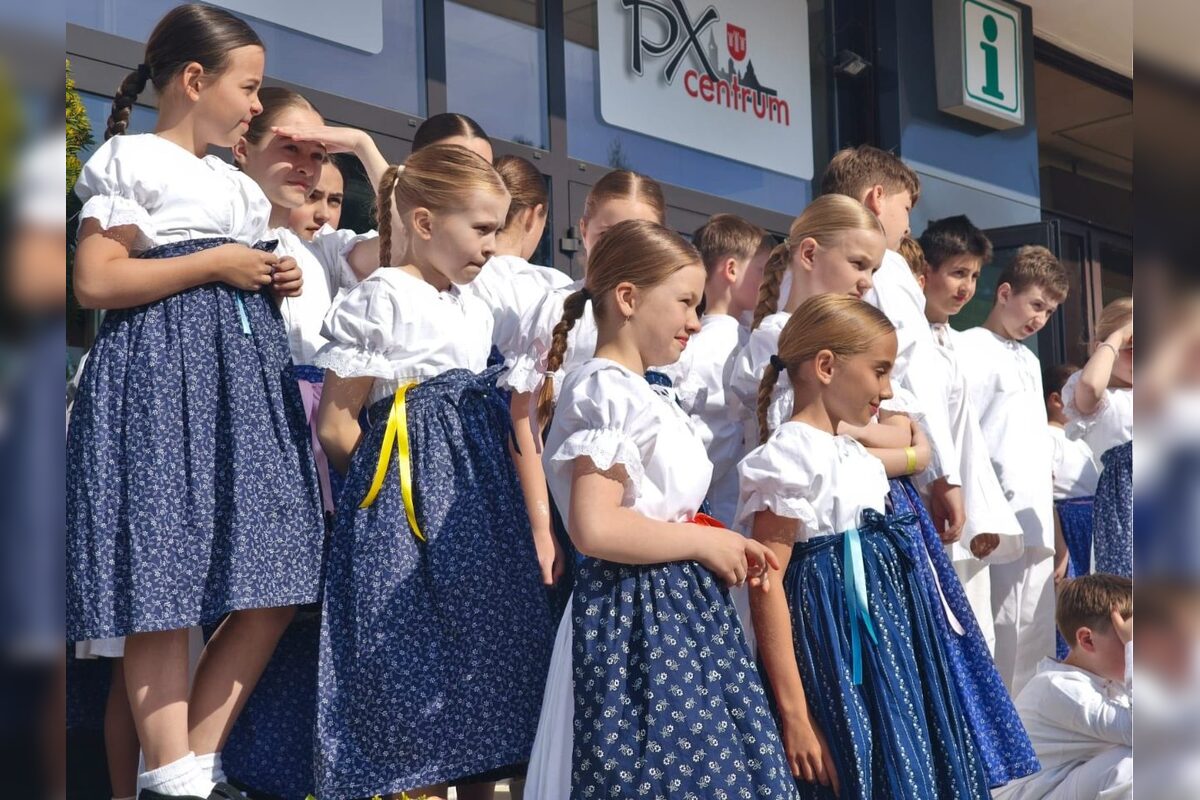FOTO: Takto vyzeralo stavanie májov v Trenčianskom kraji, foto 54