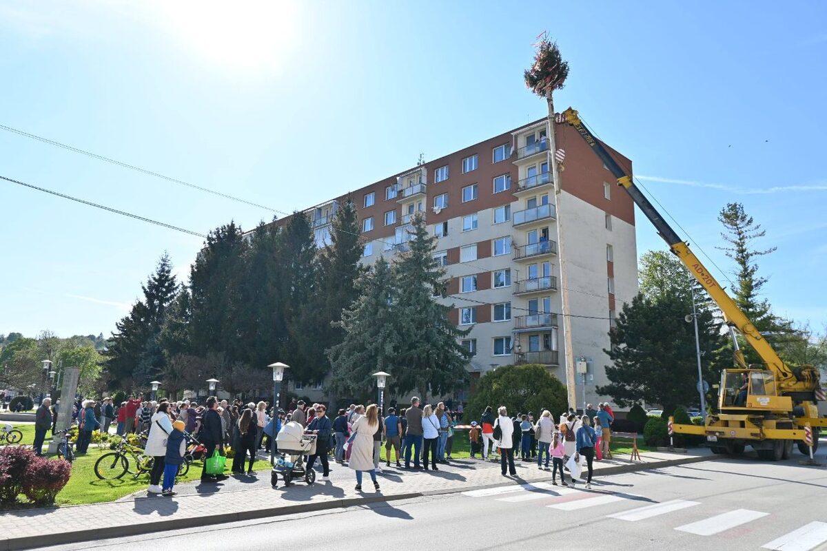 FOTO: Takto vyzeralo stavanie májov v Trenčianskom kraji, foto 58