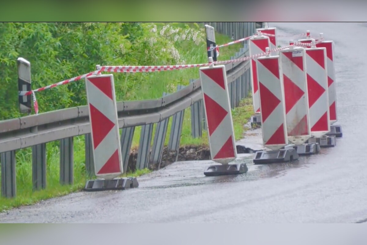 FOTO: Cesta medzi hornou Nitrou a Trenčínom je v zlom technickom stave, foto 2