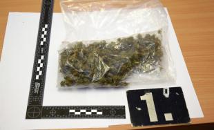 Trenčiansky policajti našli pri prehliadke ďalšie drogy, v tomto fentanylové náplasti a marihuanu