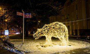 Vianočné svetielka v Trenčíne tento rok oživili mesto inak, pozrite sa ako vyzerá vianočná atmosféra