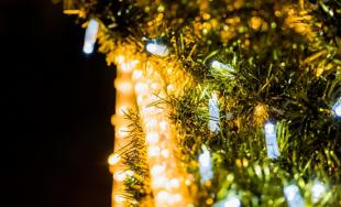 Vianočné svetielka v Trenčíne tento rok oživili mesto inak, pozrite sa ako vyzerá vianočná atmosféra