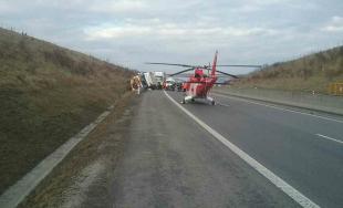Leteckí záchranári zasahovali na D1 pri Považskej Bystrici, prevrátil sa tam kamión