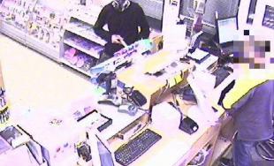 Polícia žiada verejnosť o pomoc pri identifikácii páchateľa lúpeže na benzínke v Bánovciach