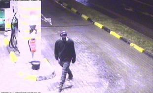 Polícia žiada verejnosť o pomoc pri identifikácii páchateľa lúpeže na benzínke v Bánovciach