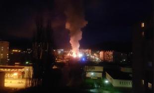 Hasiči celú noc zasahovali pri rozsiahlom požiari v Považskej Bystrici, horel bývalý Molimat na SNP