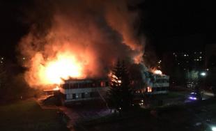 Hasiči celú noc zasahovali pri rozsiahlom požiari v Považskej Bystrici, horel bývalý Molimat na SNP