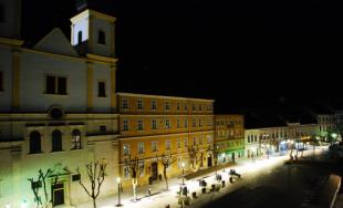 Práce na rekonštrukcii Mierového námestia sa blížia ku koncu, dokonca už funguje aj nové osvetlenie