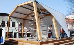 Práce na rekonštrukcii Mierového námestia sa blížia ku koncu, dokonca už funguje aj nové osvetlenie