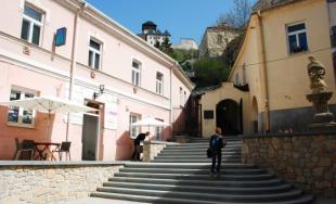 Práce na rekonštrukcii Mierového námestia sa blížia ku koncu, dokonca už funguje aj nové osvetlenie