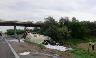 Diaľnica D1 pri Ilave je uzavretá, na mieste havarovala cisterna a hrozí výbuch