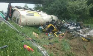 Diaľnica D1 pri Ilave je uzavretá, na mieste havarovala cisterna a hrozí výbuch