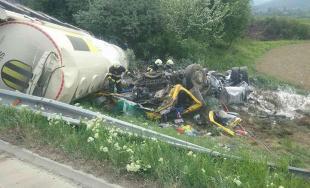 Diaľnica D1 pri Ilave je uzavretá, na mieste havarovala cisterna a hrozí výbuch