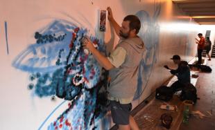 Umelci vdýchli nový život stenám podchodu na Hasičskej ulici počas podujatia Fest ART v Trenčíne