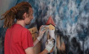 Umelci vdýchli nový život stenám podchodu na Hasičskej ulici počas podujatia Fest ART v Trenčíne