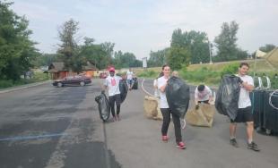 Aj v meste Trenčín dnes pomáhali dobrovoľníci z viacerých firiem v rámci projektu Naše Mesto