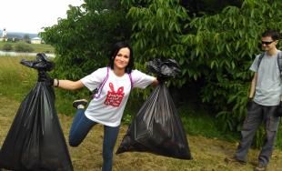 Aj v meste Trenčín dnes pomáhali dobrovoľníci z viacerých firiem v rámci projektu Naše Mesto