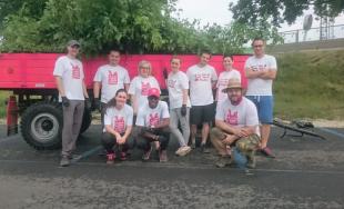 Aj v meste Trenčín dnes pomáhali dobrovoľníci z viacerých firiem v rámci projektu Naše Mesto