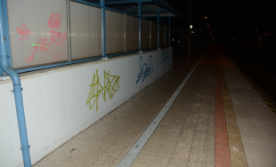 15-roční mladíci čelia obvineniu z poškodzovania cudzej veci, popísali vozeň aj steny na zastávke