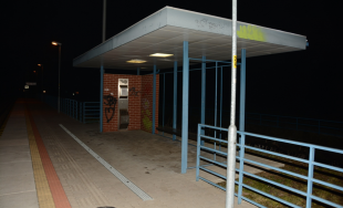 15-roční mladíci čelia obvineniu z poškodzovania cudzej veci, popísali vozeň aj steny na zastávke