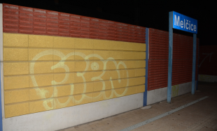 15-roční mladíci čelia obvineniu z poškodzovania cudzej veci, popísali vozeň aj steny na zastávke