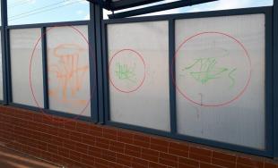 Sprejer v obci Ivanovce poškodil steny železničného podchodu, teraz čelí obvineniu