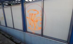 Sprejer v obci Ivanovce poškodil steny železničného podchodu, teraz čelí obvineniu