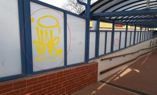 Sprejer v obci Ivanovce poškodil steny železničného podchodu, teraz čelí obvineniu