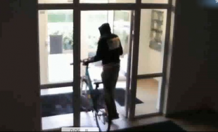 Neznámy páchateľ ukradol 2 bicykle, polícia žiada verejnosť o pomoc pri pátraní