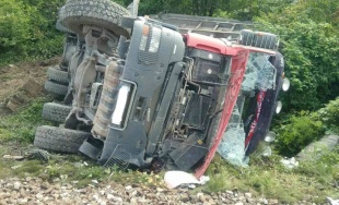 V Zemianskych Kostoľanoch sa zrazil vak s nákladným autom, vodiča kamiónu vyslobodzovali hasiči
