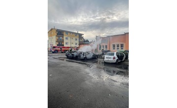 FOTO: Obyvateľom bytoviek v Čachticiach sa naskytol desivý pohľad. Zo zaparkovaných áut šľahali plamene