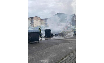 FOTO: Obyvateľom bytoviek v Čachticiach sa naskytol desivý pohľad. Zo zaparkovaných áut šľahali plamene