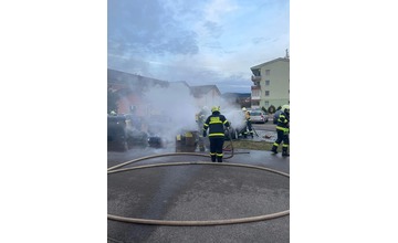 FOTO: Obyvateľom bytoviek v Čachticiach sa naskytol desivý pohľad. Zo zaparkovaných áut šľahali plamene