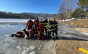 FOTO: Hasiči z Prievidze v ľadovej vode: Precvičovali rôzne techniky a spôsoby záchrany osôb 
