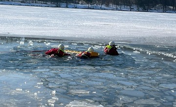 FOTO: Hasiči z Prievidze v ľadovej vode: Precvičovali rôzne techniky a spôsoby záchrany osôb 