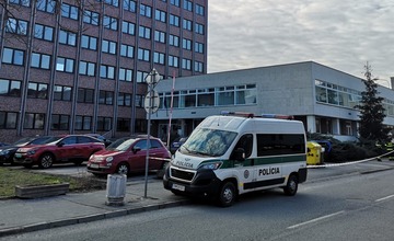 FOTO: Bezpečnostné zložky zasahujú pred budovou súdu v Trenčíne